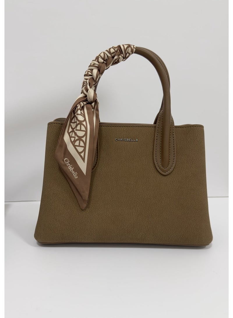 CHRISBELLA Textured Leather Handbag with Strap and mini Wallet. Colour: Camel Brown. dimensions: 26x11x18 cm - Image 2