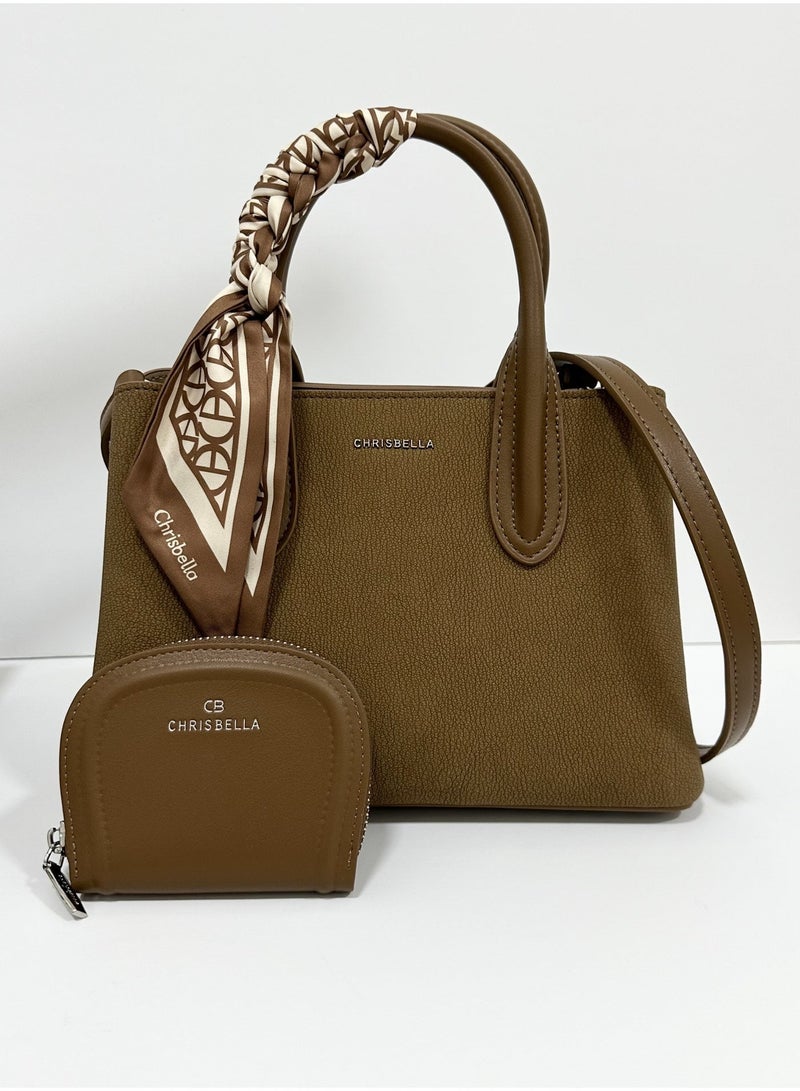 CHRISBELLA Textured Leather Handbag with Strap and mini Wallet. Colour: Camel Brown. dimensions: 26x11x18 cm - Image 1