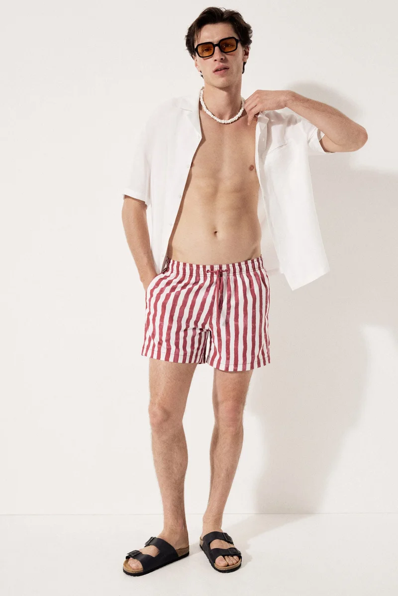 اتش اند ام شورت سباحة مزين بنقوش