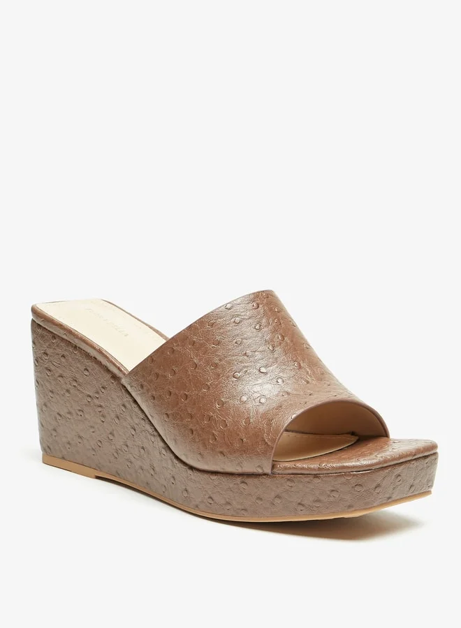 فلورا بيلا من شو إكسبرس Women's Textured Slip-On Sandals With Wedge Heels