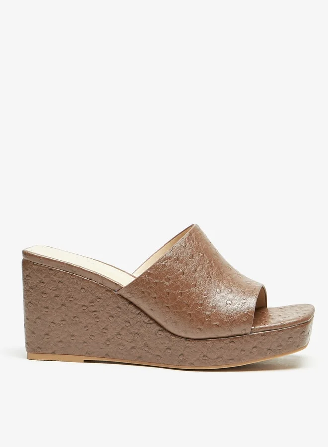 فلورا بيلا من شو إكسبرس Women's Textured Slip-On Sandals With Wedge Heels