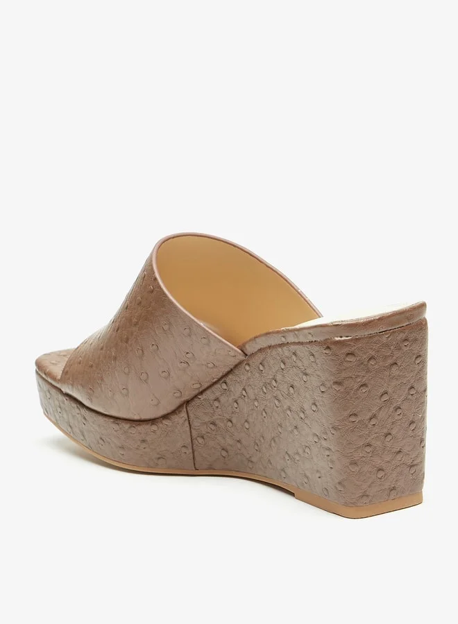 فلورا بيلا من شو إكسبرس Women's Textured Slip-On Sandals With Wedge Heels