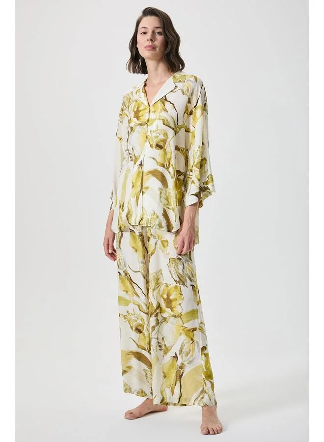 Patterned oversize shirt and trousers set.