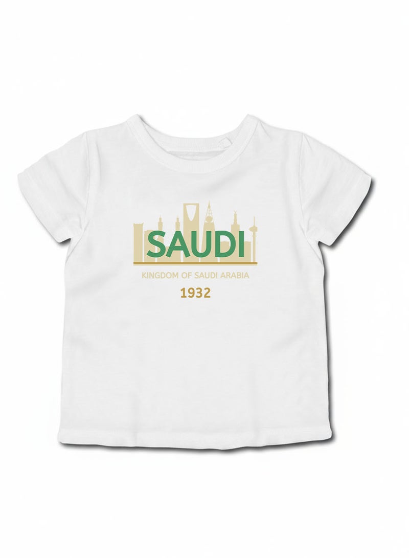 لوحة تيشيرت قطن للأطفال مناسب للأولاد والبنات لمناسبة اليوم الوطني السعودي أو للفخر بالانتماء للوطن في كل الأوقات - Image 1