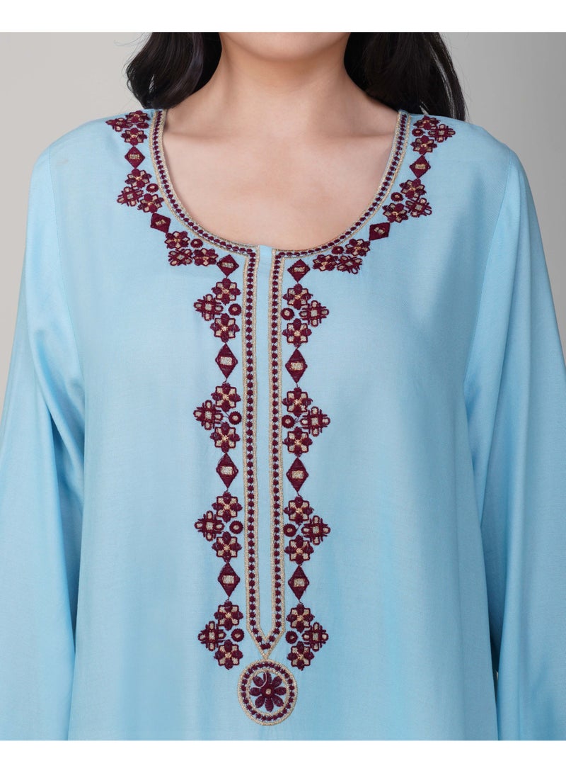 LINELLE جلابية لينيل للسيدات - فستان رايون أزرق بأكمام كاملة مع تفاصيل تطريز على الرقبة والأكمام - Image 5