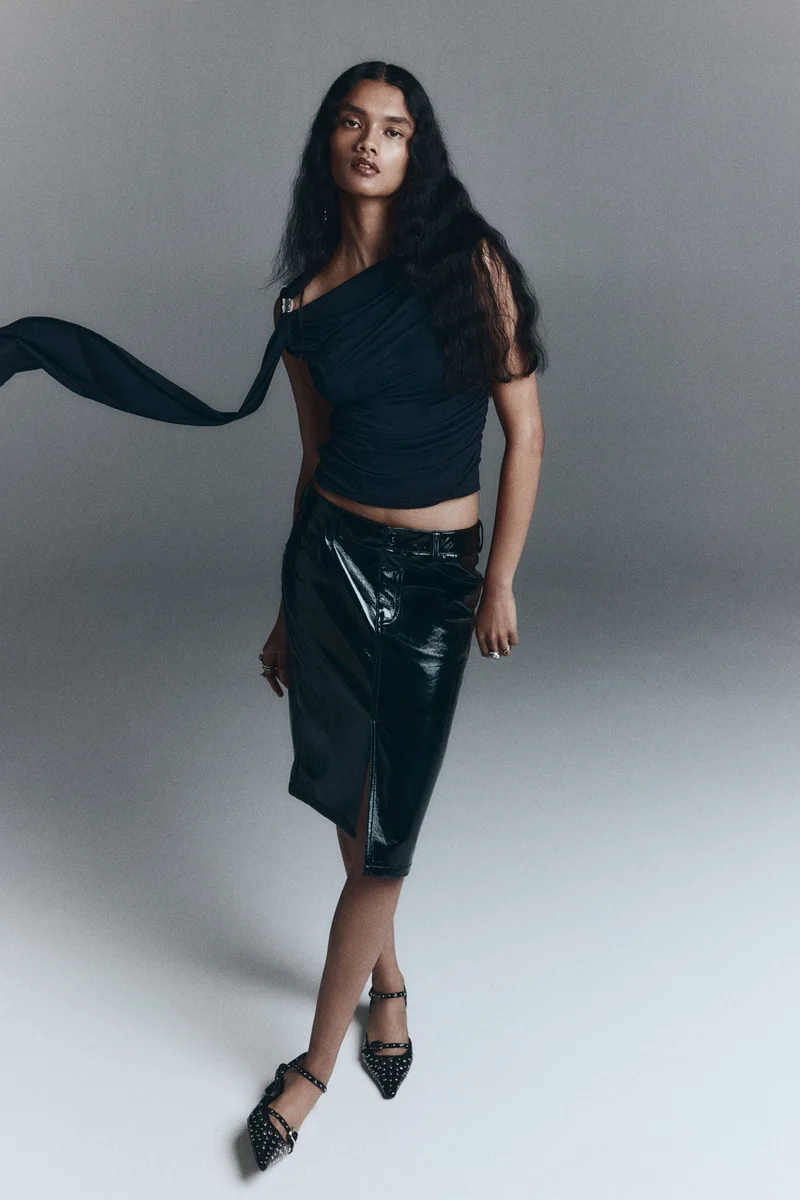 اتش اند ام بلوزة منسدلة بتصميم كتف مكشوف