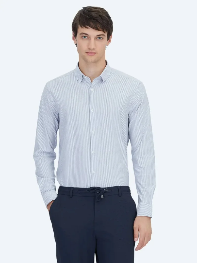 كيب قميص قطني محبوك مخطط باللون الأزرق، بقصة عادية، مناسب للإطلالات الكاجوال.