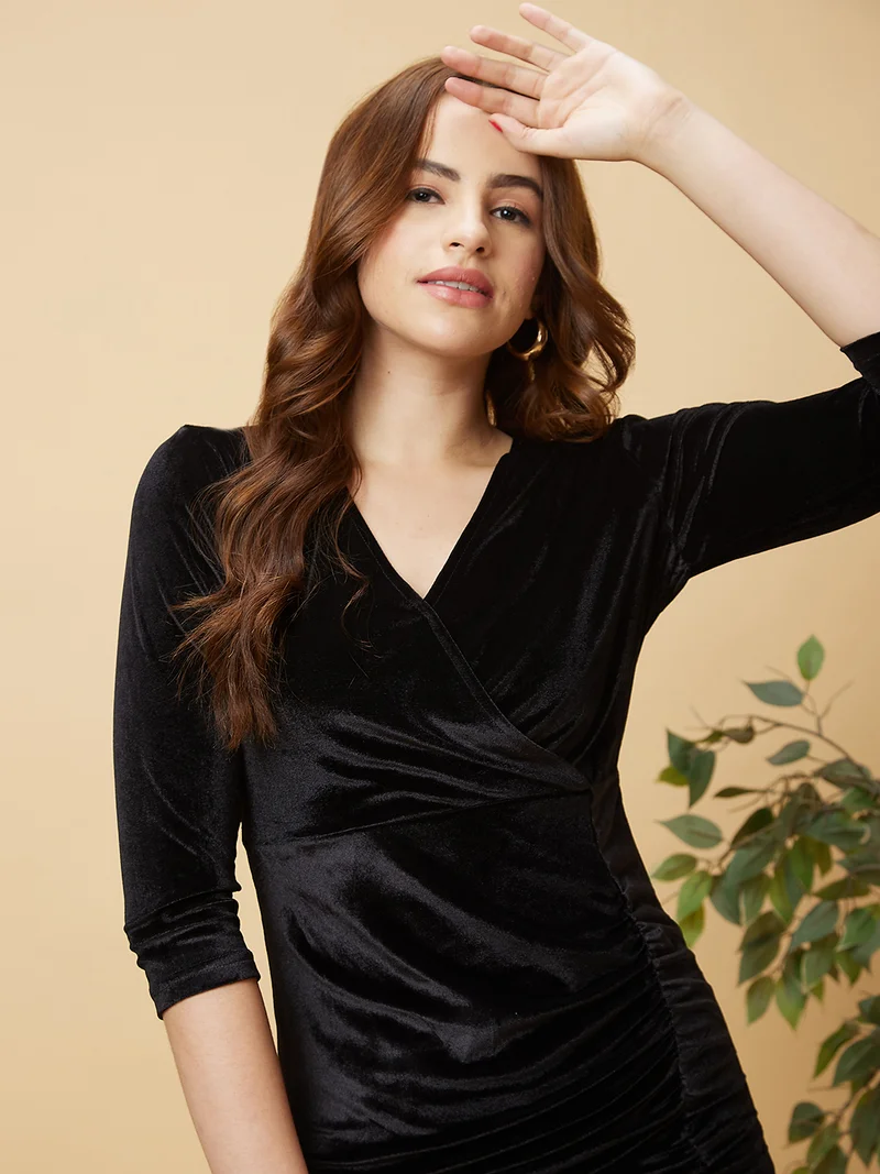 globus Women Black V-Neck Velvet Sheath Dress