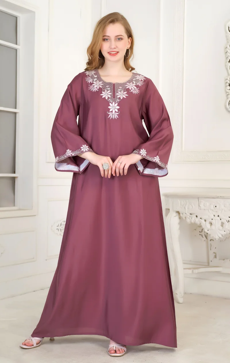 أرتيميا جلابية مطرزة بلمسة ساتان لامعة