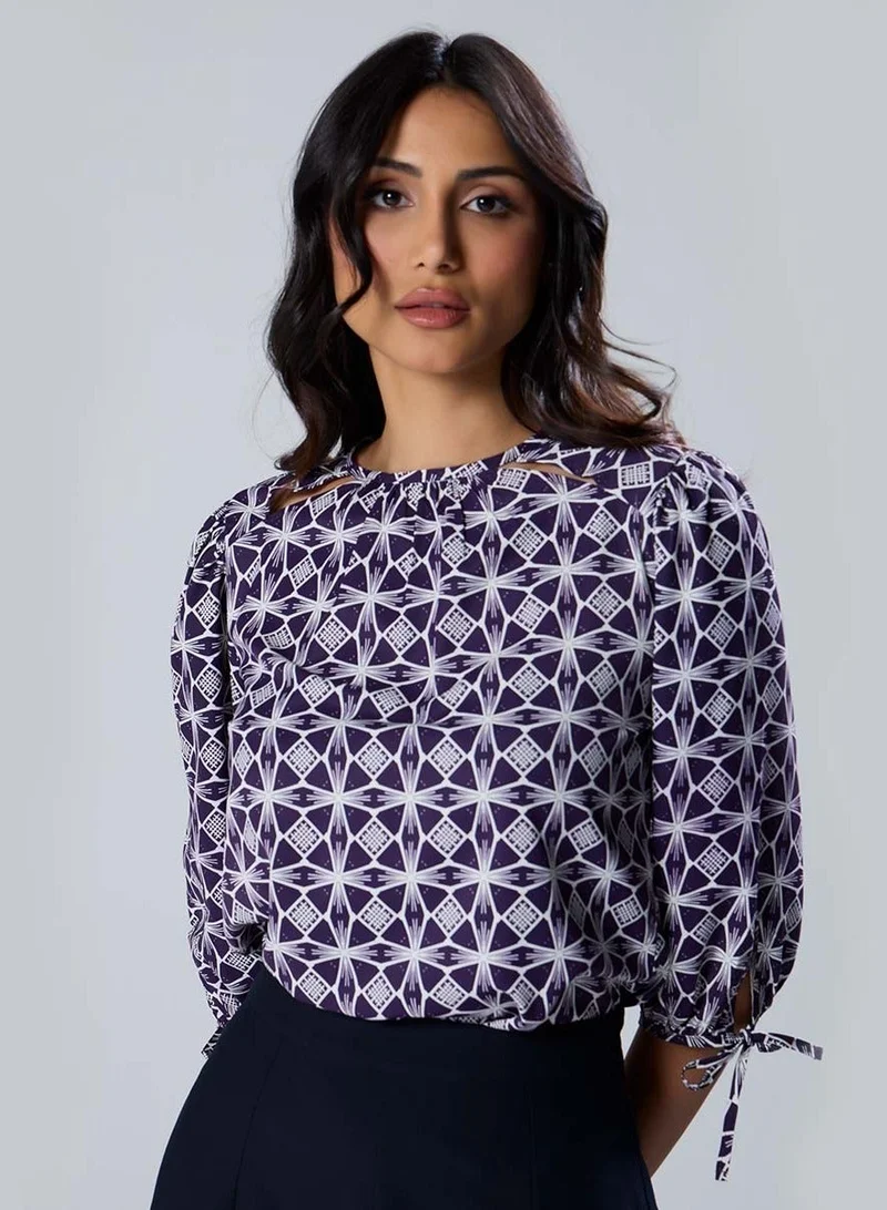 Zigzag Neck Detailed Half Sleeve Printed Top