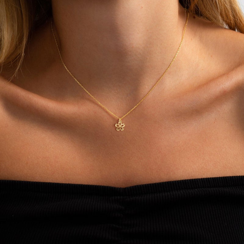 VRIUA Flower Necklace for Women 14k Gold Plated Dainty Gold Flower Necklace Simple Jewelry Everyday for Women - Image 2