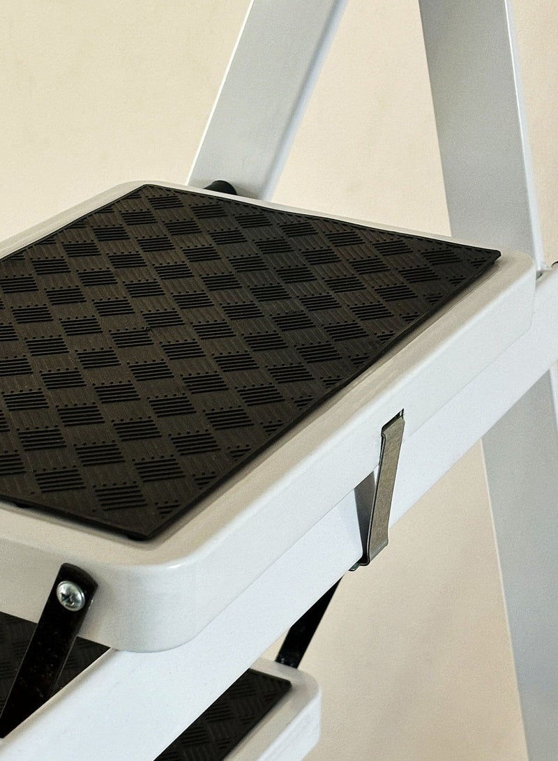 كابجون سلم قابل للطي بخطوات للاستخدام المنزلي، سلم قابل للطي بالخدمة الشاقة مع درع، بدسات عريضة غير انزلاقية، سلم فولاذي خفيف الوزن للمطبخ، المكتب، المكتبة، المستودع (أبيض) - Image 5