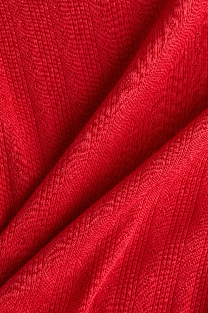 اتش اند ام تي-شيرت محبوك بتفاصيل ثقوب