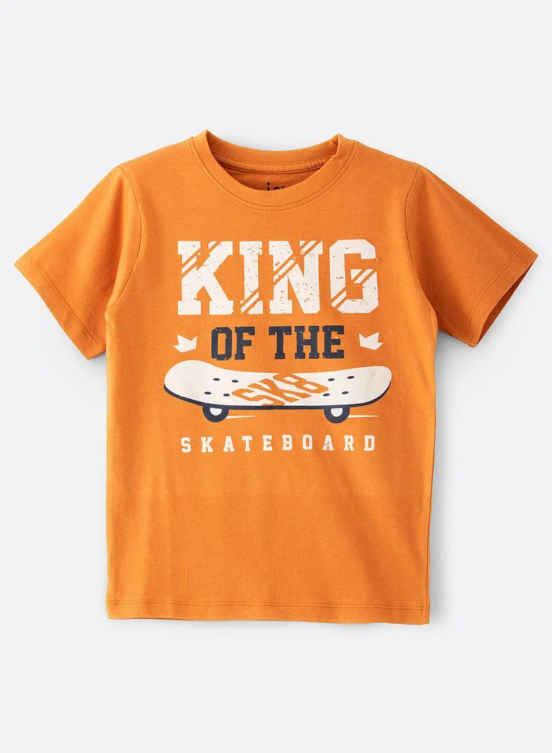 جام تيشيرت أساسي بياقة دائرية وطبعة