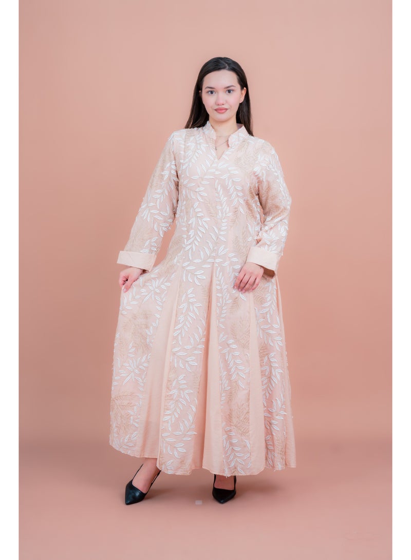 اكسا جلابية بتطريز بتلات ناعمة لون خوخي - Image 1