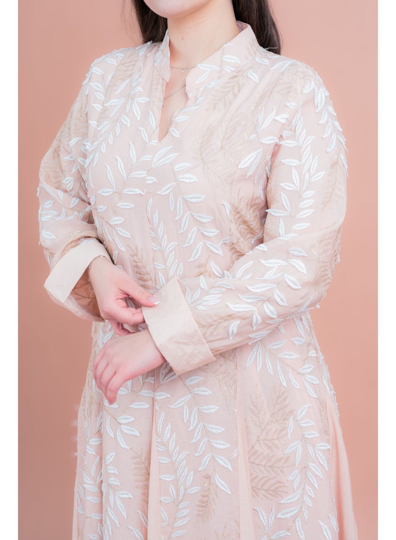 اكسا جلابية بتطريز بتلات ناعمة لون خوخي - Image 3