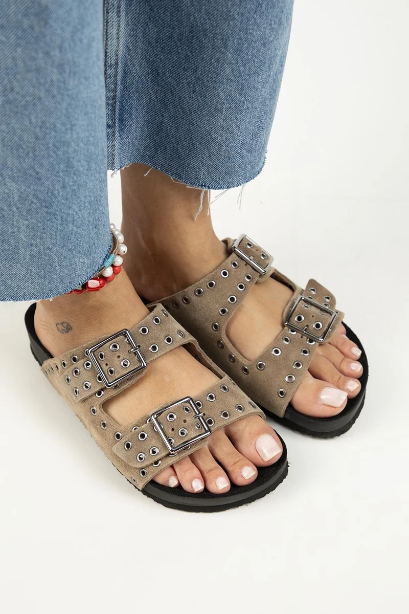 مانجيرو شباشب مانيجيرو ساشا النسائية من الجلد الطبيعي مع إبزيم مزدوج من فرو المنك