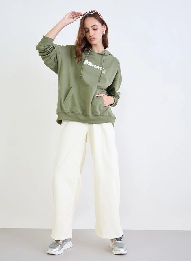 ستايلي هودي واسع أخضر بطبعة جرافيك