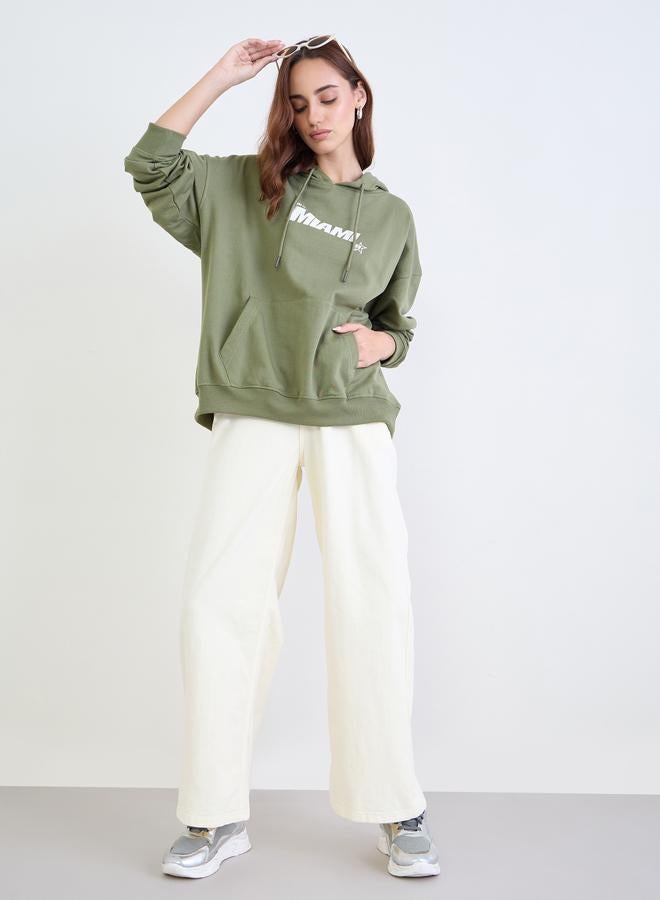 ستايلي هودي واسع أخضر بطبعة جرافيك - Image 2