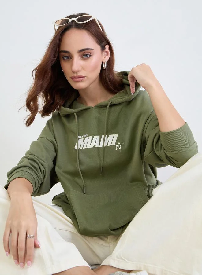 ستايلي هودي واسع أخضر بطبعة جرافيك