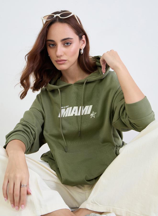 ستايلي هودي واسع أخضر بطبعة جرافيك - Image 1