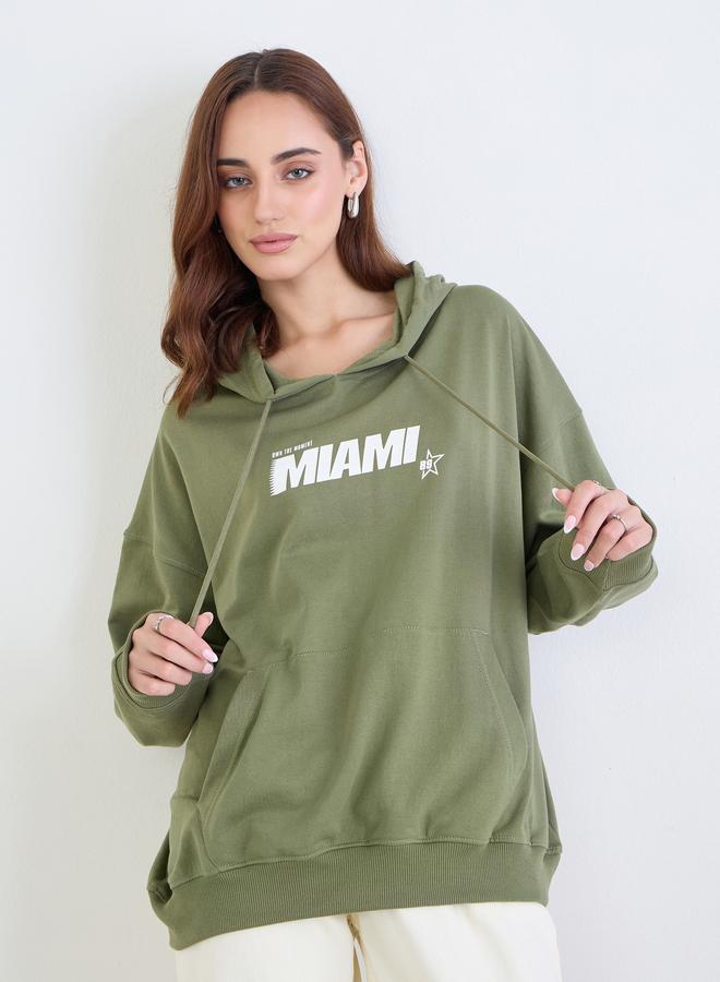 ستايلي هودي واسع أخضر بطبعة جرافيك - Image 3