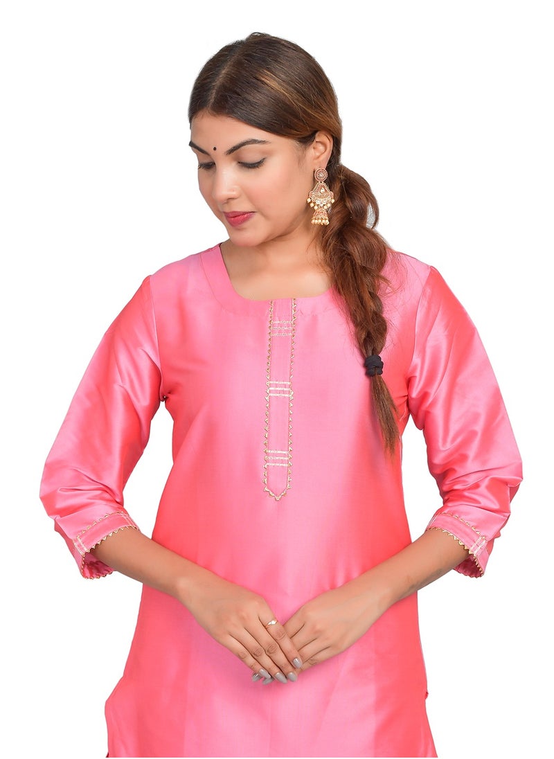 ريارا كورتي نسائي وردي مع طقم بنطلونات 3/4 كم كورتا بانت طقم حرير فني (تفتا سادة) مقاس XXL  - Image 3