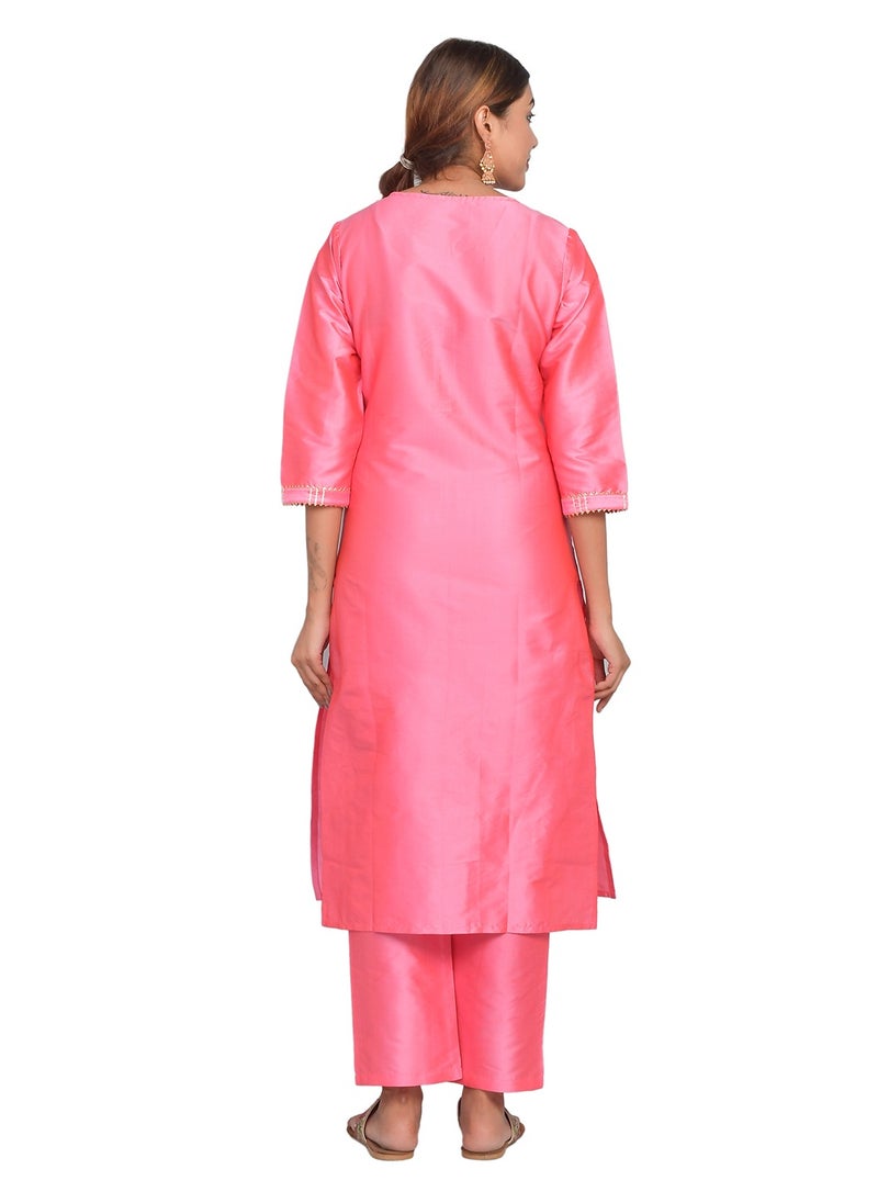ريارا كورتي نسائي وردي مع طقم بنطلونات 3/4 كم كورتا بانت طقم حرير فني (تفتا سادة) مقاس XXL  - Image 4