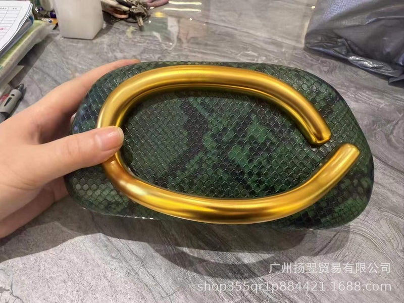 Women'S Trendy Snake Pattern Clutch Bag Popular Crossbody Bag Shoulder Bag Mobile Phone Bag Shaped Bag - Image 1