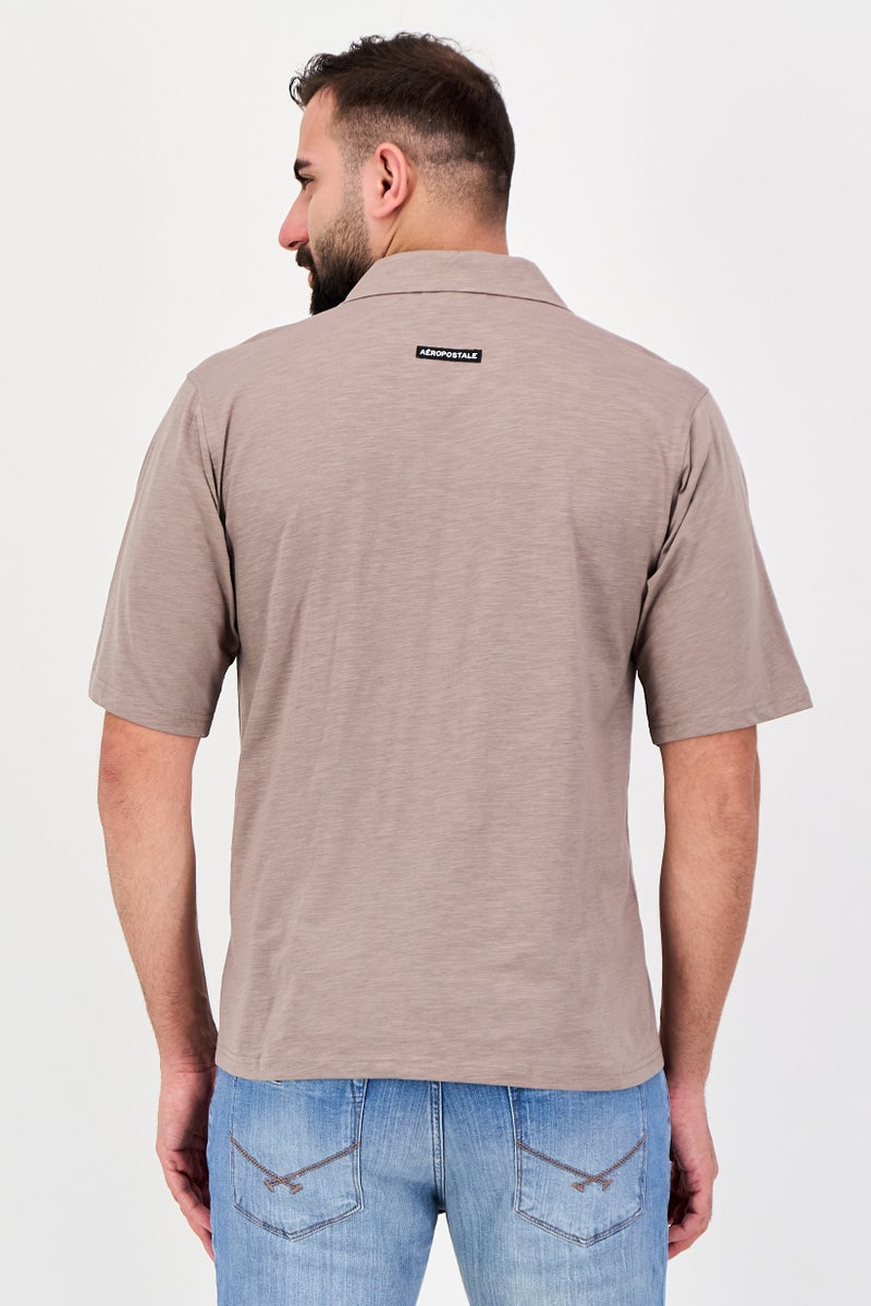 Aeropostale قميص رجالي عادي بقصة مريحة بأكمام قصيرة، طيني - Image 3