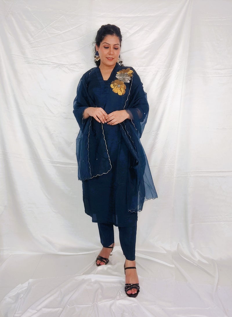 PRIYA’S PANACHE PRIYA'S PANACHE Royal Blue Silk Straight Kurta Pant Set with Collared Neck & Organza Dupatta.  - Image 2