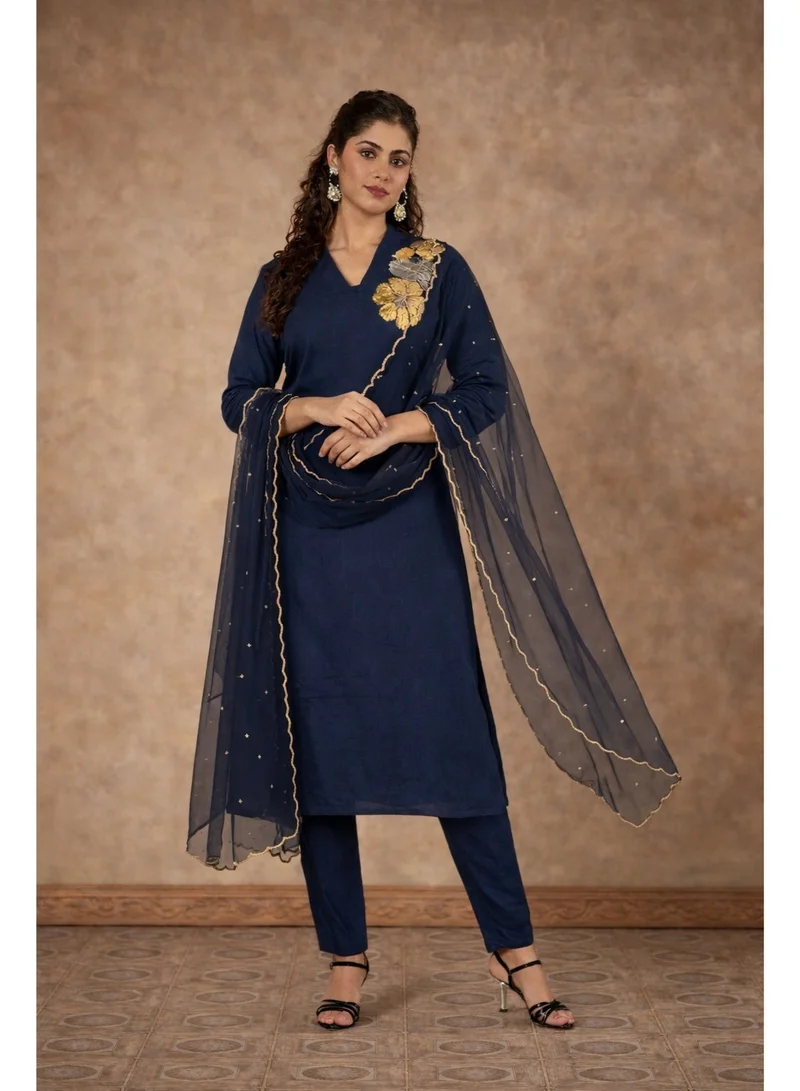 باناش برييا PRIYA'S PANACHE طقم كورتا وبنطال حرير باللون الأزرق الملكي مستقيم مع ياقة وبنطال مع دوباتا أورجانزا.