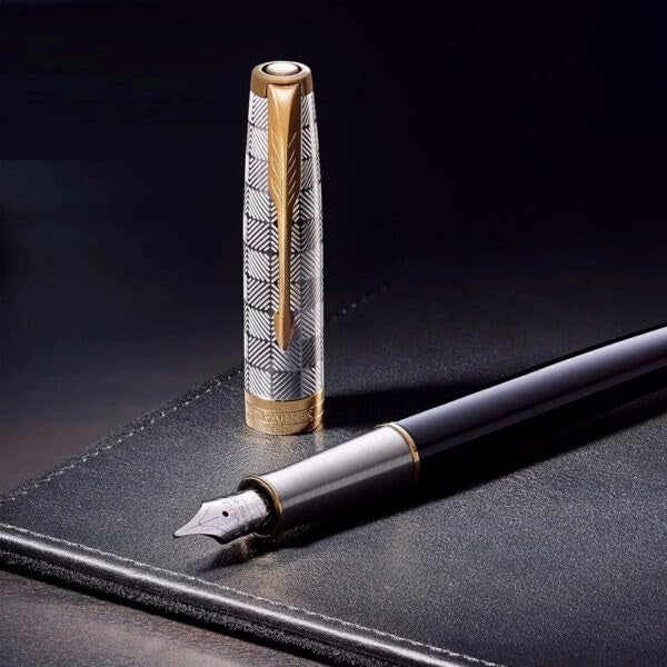 PARKER باركر سونيت ميتال & بلاك لاكيه جولد تريم فنّان قلم حبر – 18Kt جولد روديوم-مطلي نيب فاين - Image 4