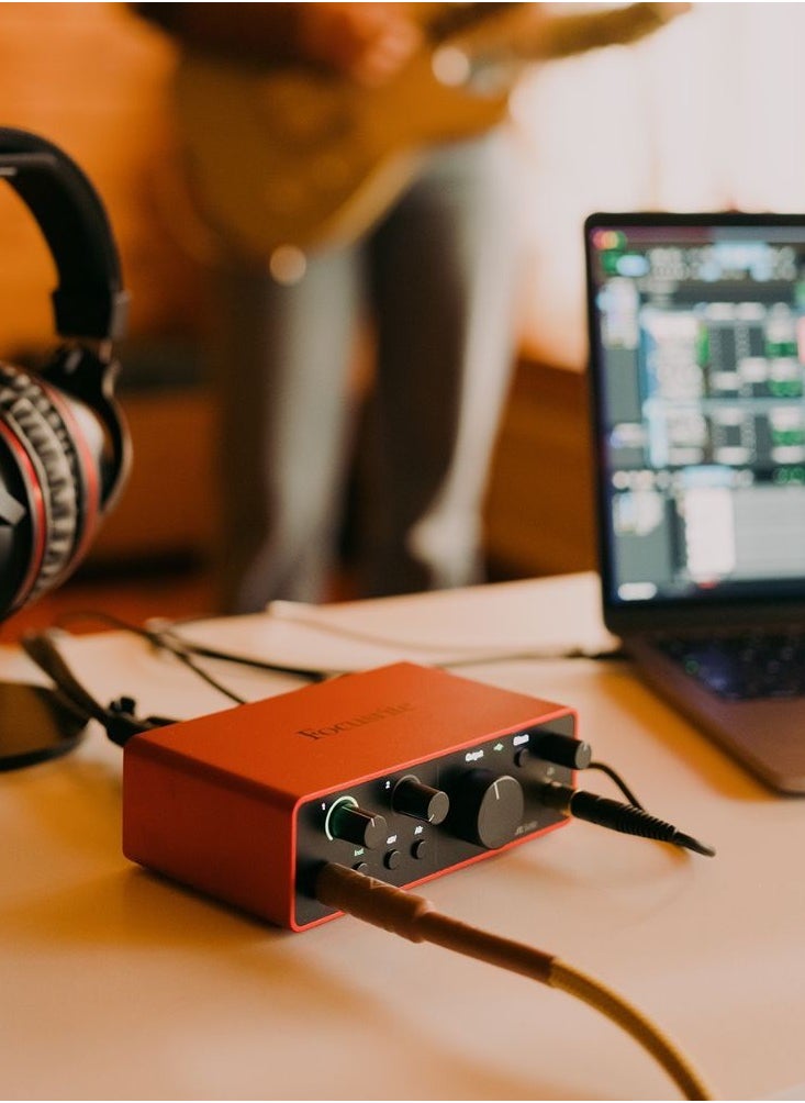 فوكوسرايت - واجهة الصوت من الجيل الرابع من Focusrite Scarlett Solo Studio مع ميكروفون وسماعات الرأس. - Image 1