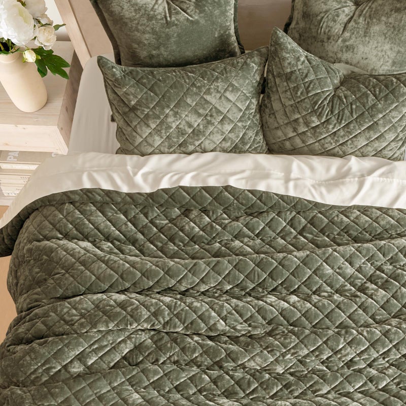 EVERGRACE Luxury Velvet Quilt Set King Size, Diamond Quilted Lightweight Velvet Comforter for All Season, Ultra Soft Oversized Bedspread Coverlet Bedding Set with 2 Pillow Shams, Olive Green - Image 2