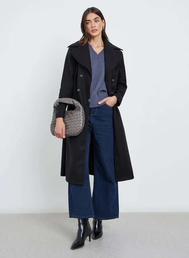 ستايلي معطف بطول الركبة وتفاصيل أزرار مزدوجة