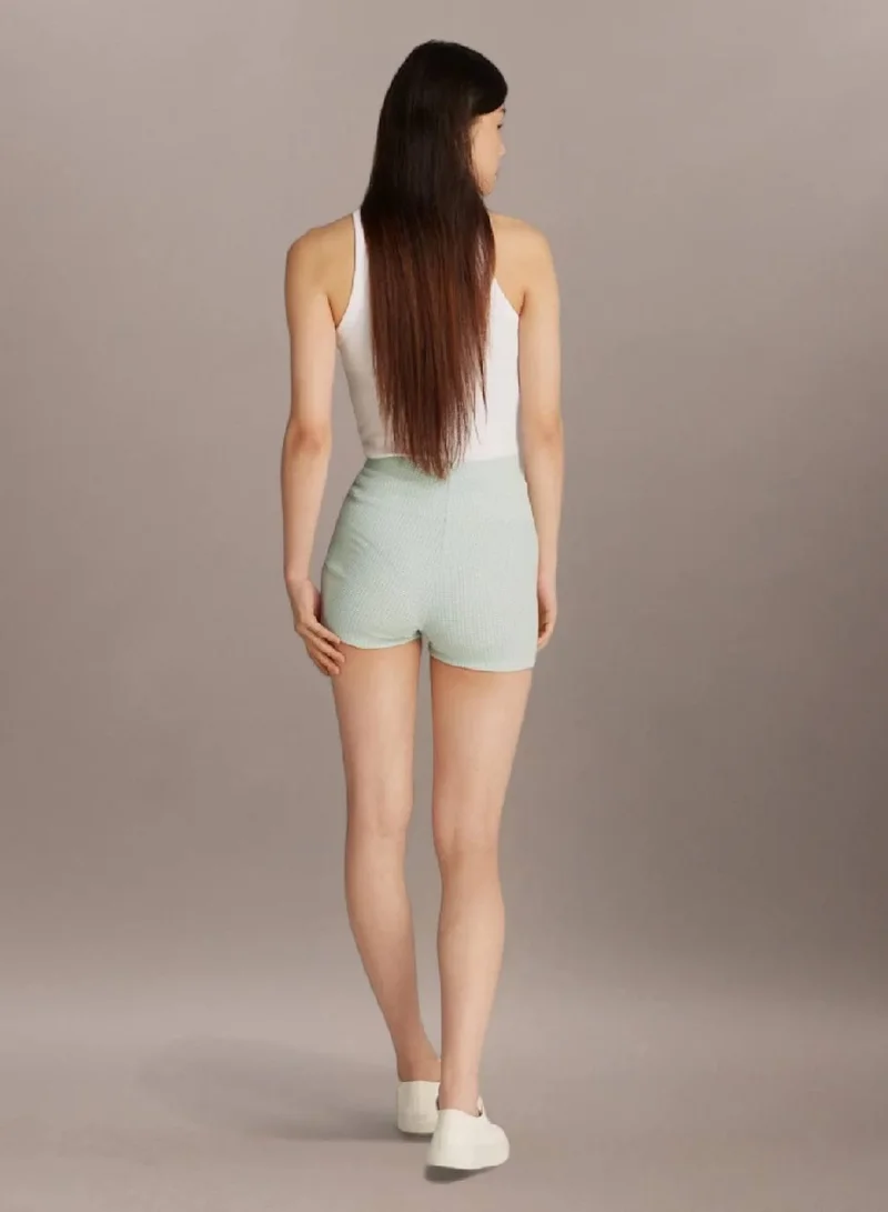 كالفن كلاين جينز شورت من قماش بنمط وافل