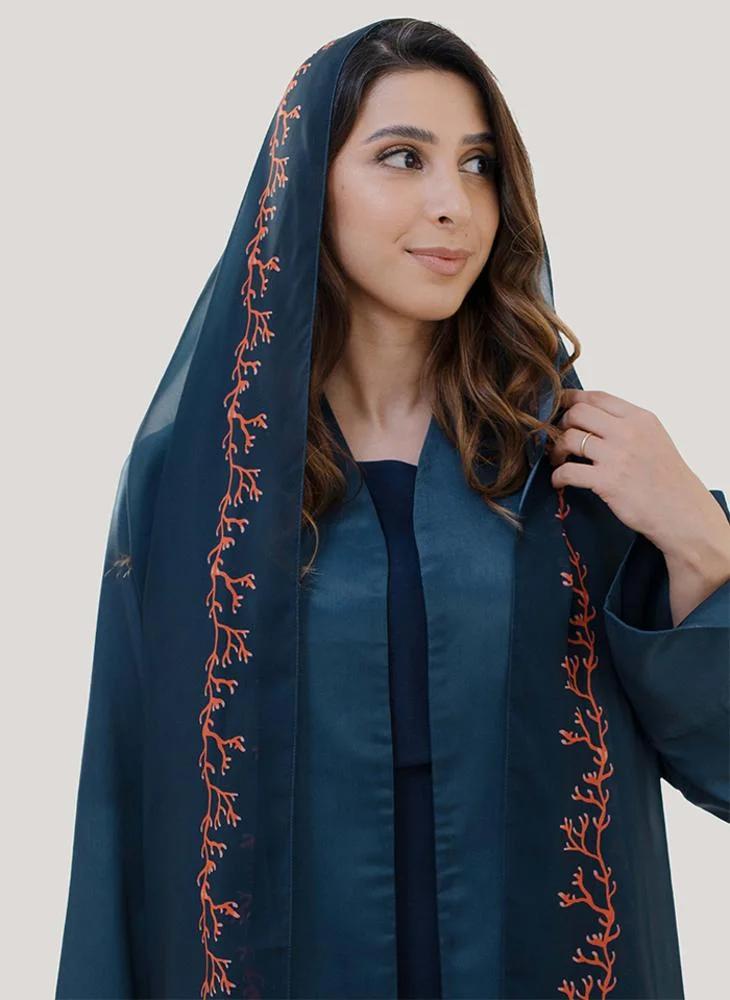 فن نصب عباية مزينة باللؤلؤ