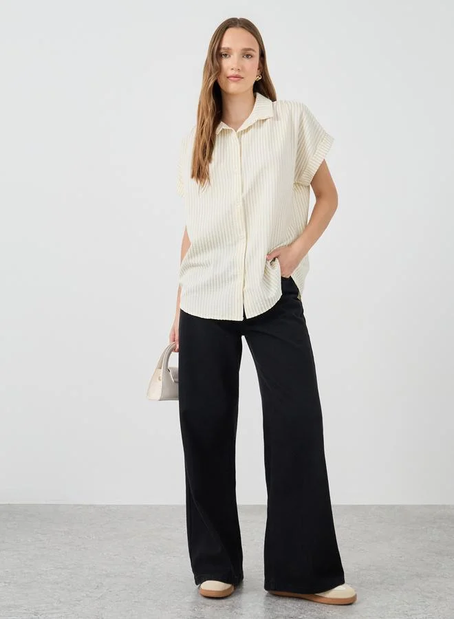 تايك تو قميص بأزرار مخطط بأكمام قصيرة مقاس كبير