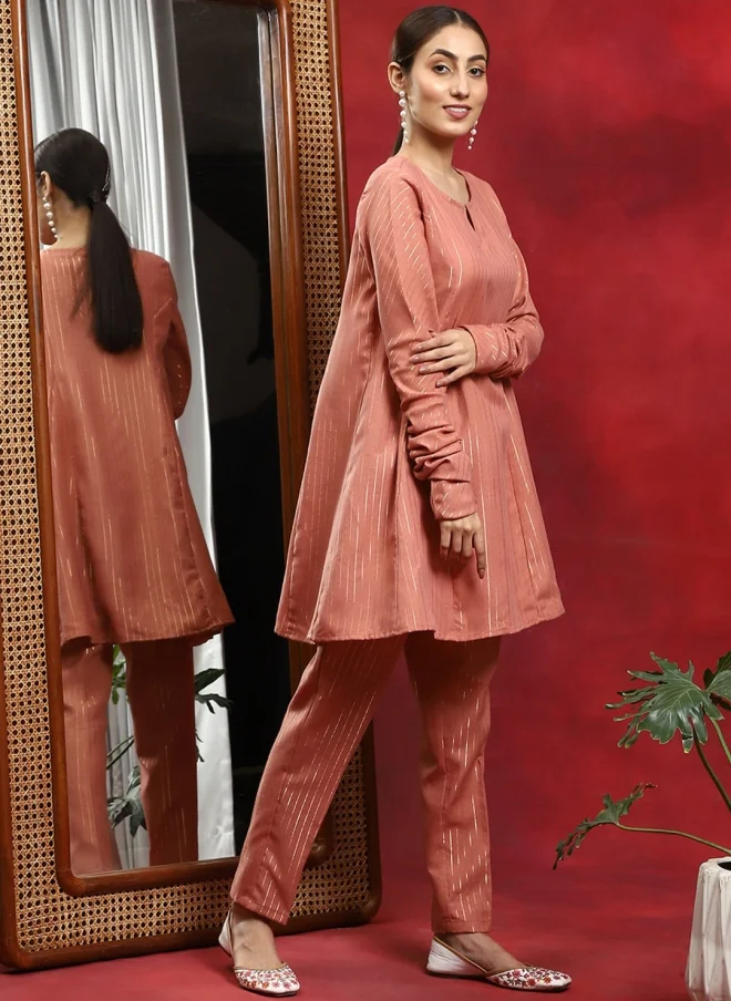 أيه كيه إس طقم كورتا مخطط باللون الصدئ للنساء