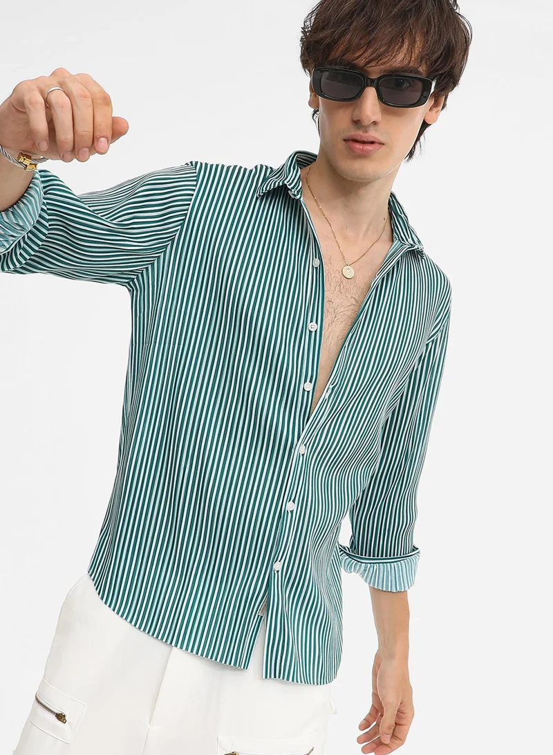 Campus Sutra Men's Forest Green & Powder White Pleat-Creased Shirt For Casual Wear | Spread Collar | Long Sleeve | Button Closure | Shirt Crafted With Comfort Fit For Everyday Wear