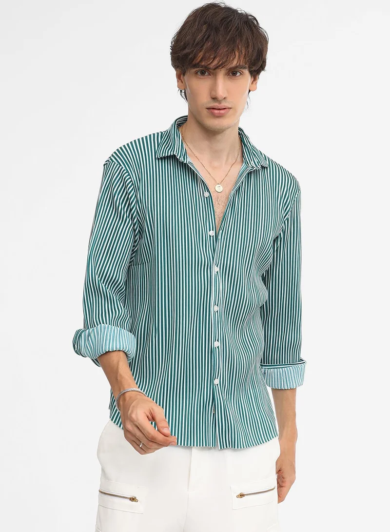 Campus Sutra Men's Forest Green & Powder White Pleat-Creased Shirt For Casual Wear | Spread Collar | Long Sleeve | Button Closure | Shirt Crafted With Comfort Fit For Everyday Wear