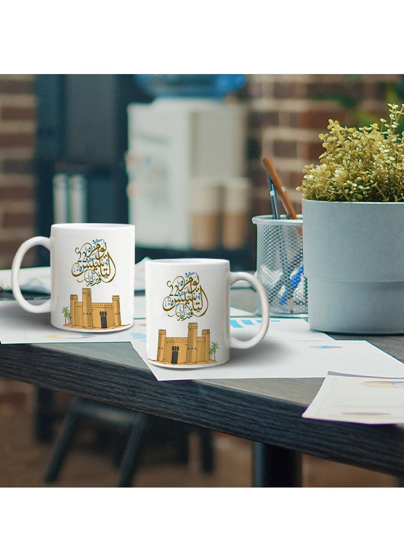 حكاية شمعة مج من السيراميك بطبعة تصميم "يوم التأسيس" بلون أبيض - Image 1