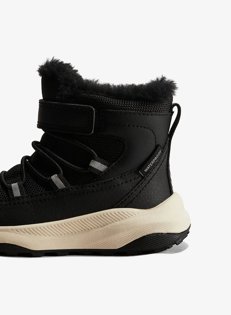 اتش اند ام حذاء رياضي بتصميم مقاوم للماء