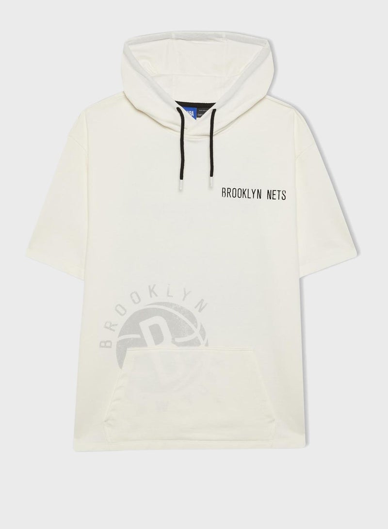 DeFacto تي شيرت بغطاء للرأس ومرخص من Brooklyn Nets مقاس كبير  - Image 4