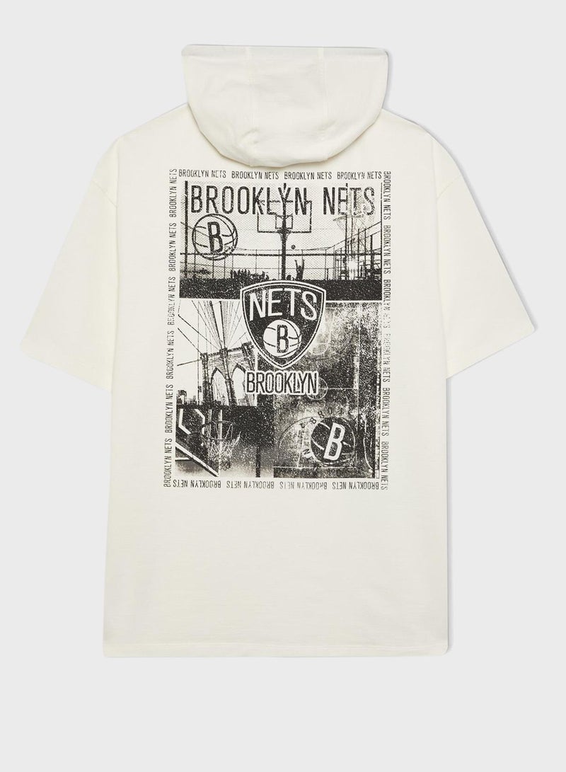 DeFacto تي شيرت بغطاء للرأس ومرخص من Brooklyn Nets مقاس كبير  - Image 5