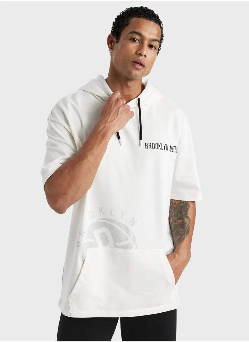 ديفاكتو Oversize Fit Brooklyn Nets Licensed Hooded T-Shirt