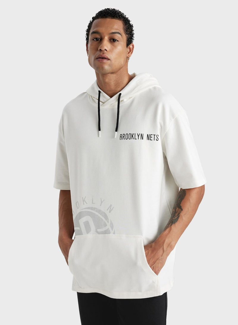 DeFacto تي شيرت بغطاء للرأس ومرخص من Brooklyn Nets مقاس كبير  - Image 2