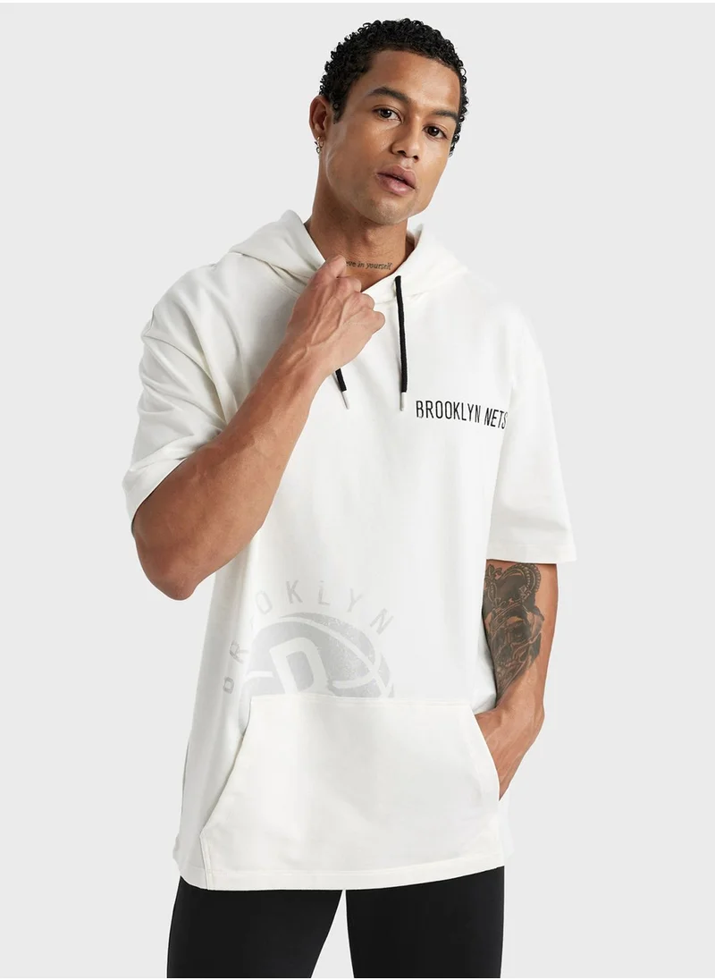 ديفاكتو Oversize Fit Brooklyn Nets Licensed Hooded T-Shirt