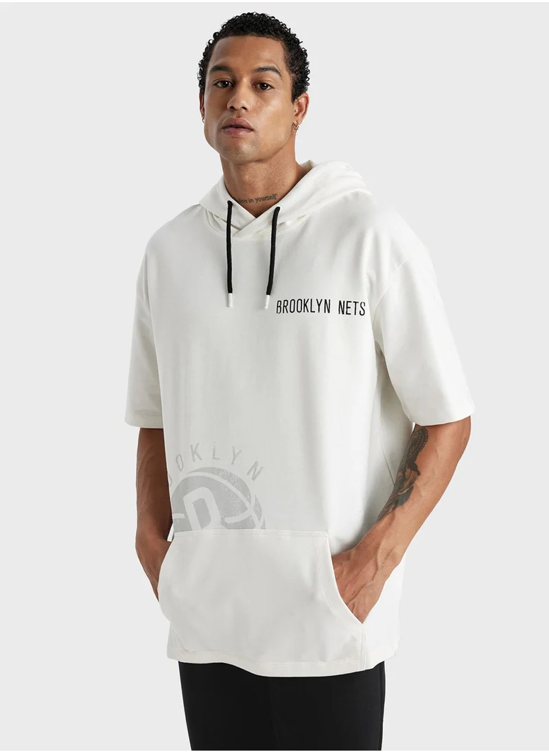 ديفاكتو Oversize Fit Brooklyn Nets Licensed Hooded T-Shirt